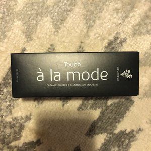 Younique Touch A La Mode Cream Luminizer - Pearly.